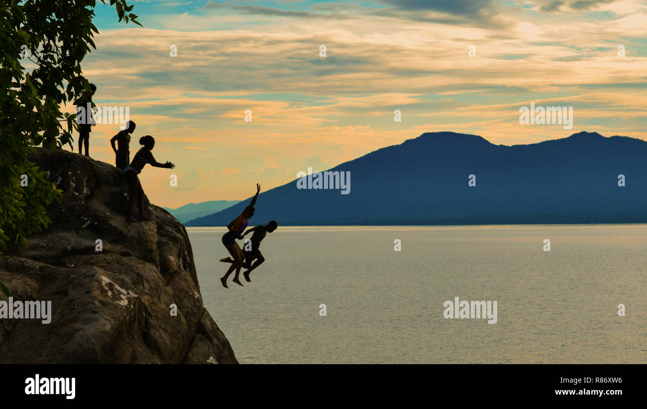 Cliff diving a Kande Beach, il Lago Malawi Foto Stock