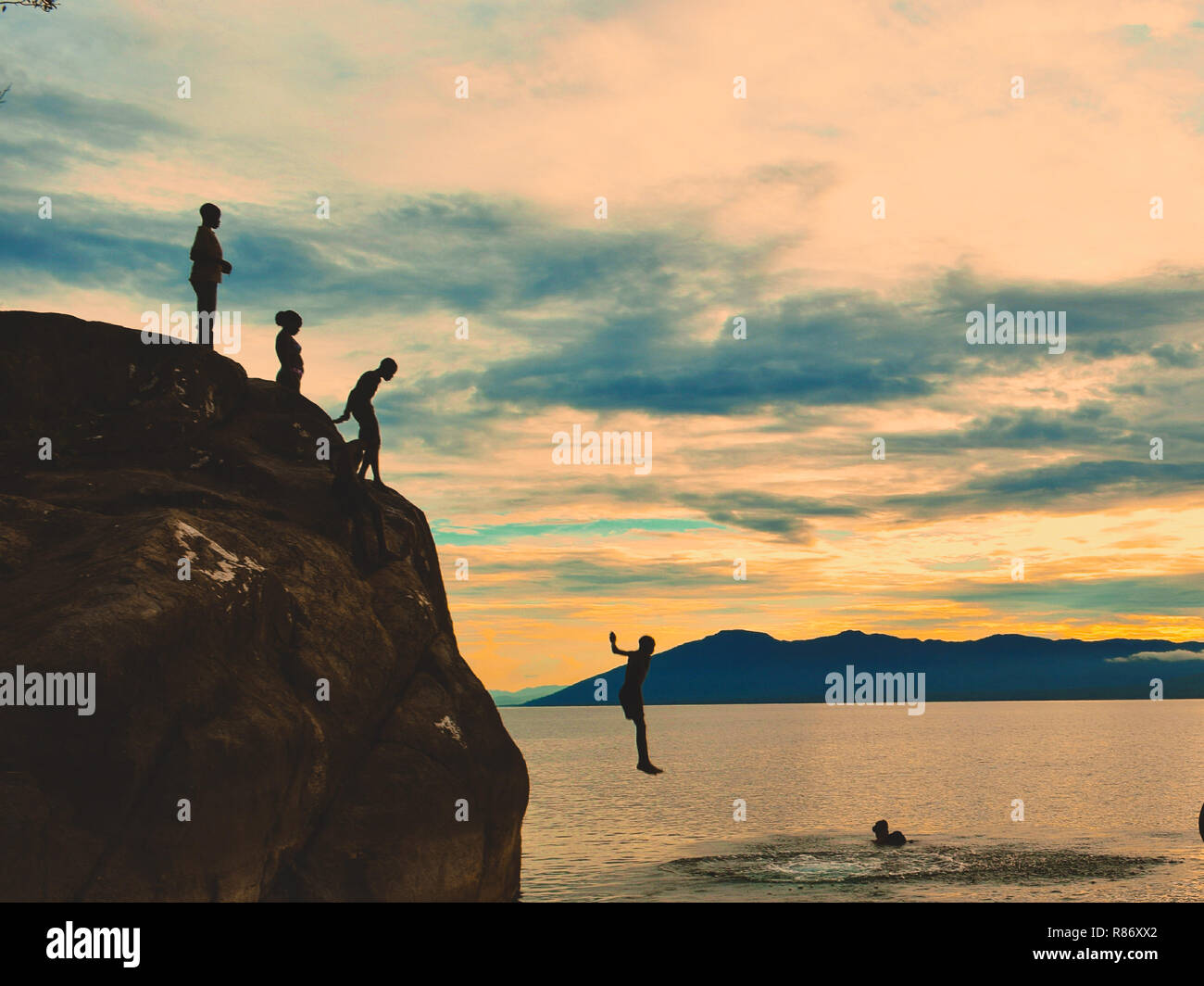 Cliff diving a Kande Beach, il Lago Malawi Foto Stock