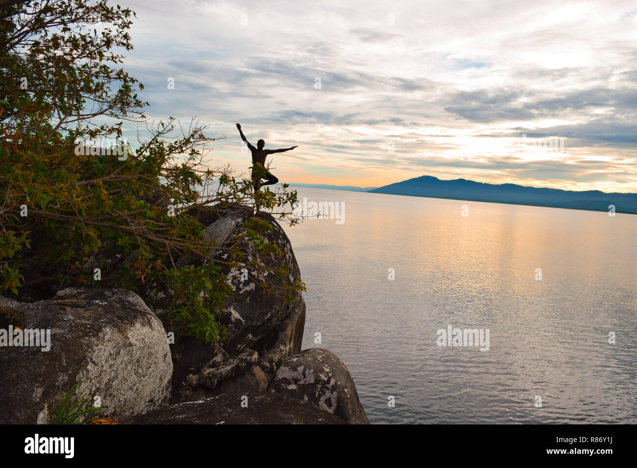 Cliff diving a Kande Beach, il Lago Malawi Foto Stock