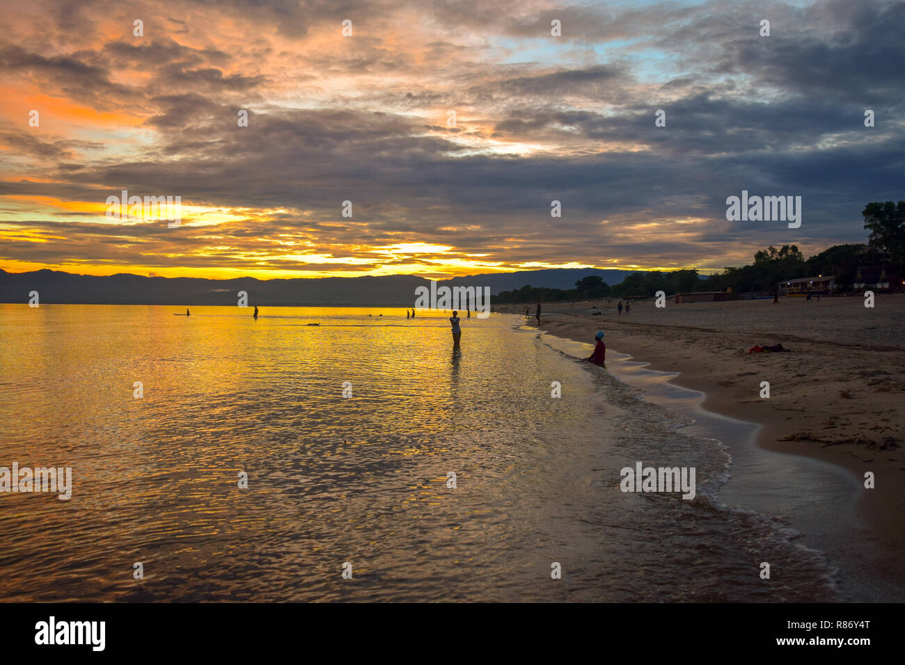 Tramonto Dorato a Kande Beach, il Lago Malawi Malawi Foto Stock