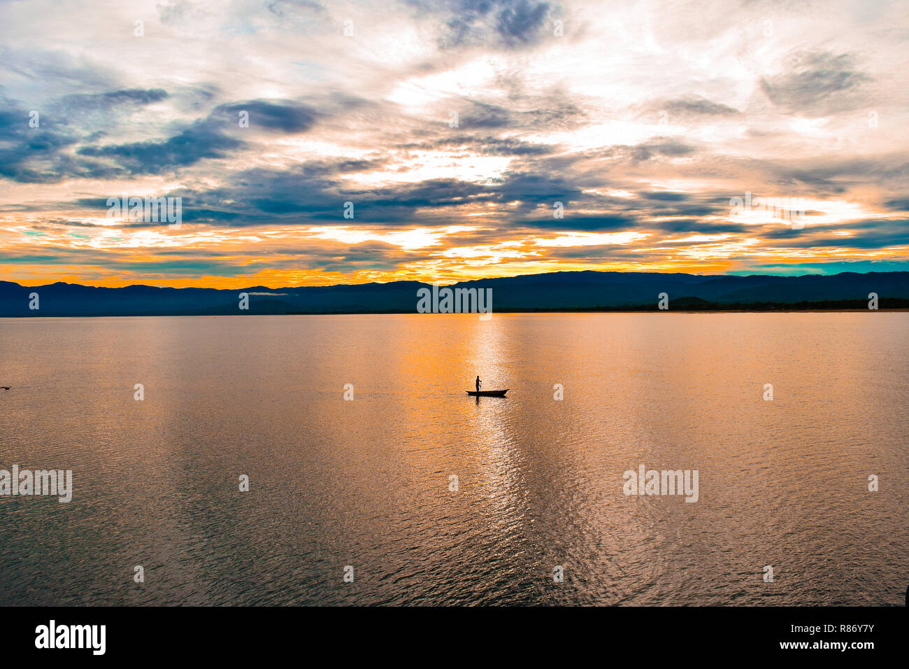 Tramonto Dorato a Kande Beach, il Lago Malawi Malawi Foto Stock