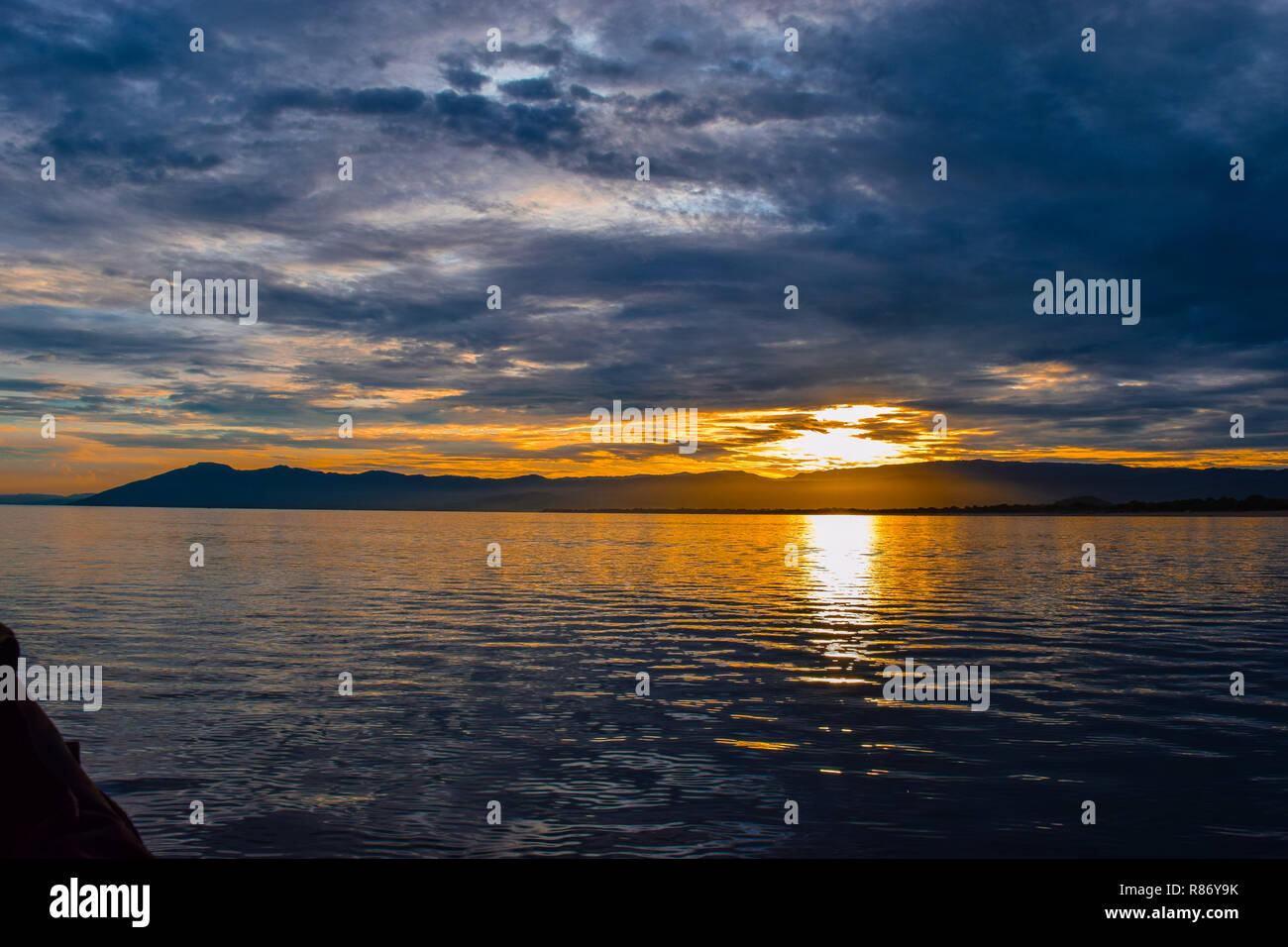 Tramonto Dorato a Kande Beach, il Lago Malawi Malawi Foto Stock