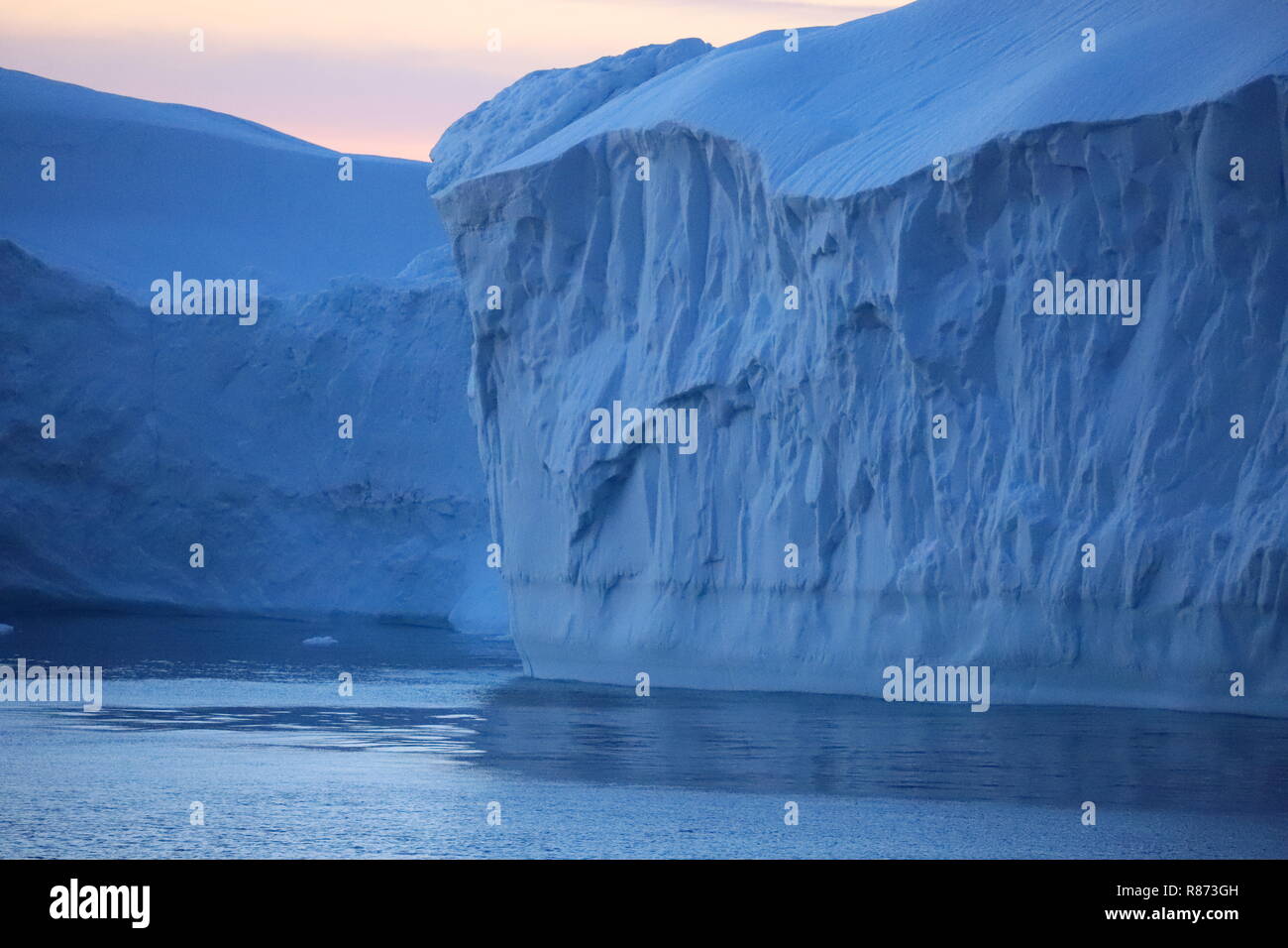 Ilulissat Tourist Nature Eisberge am Abend Gegen Abend verschwinden die blauen Eis-Giganten in der Blue ora der kommenden Nacht. Hier die Abbruchkante. Foto Stock