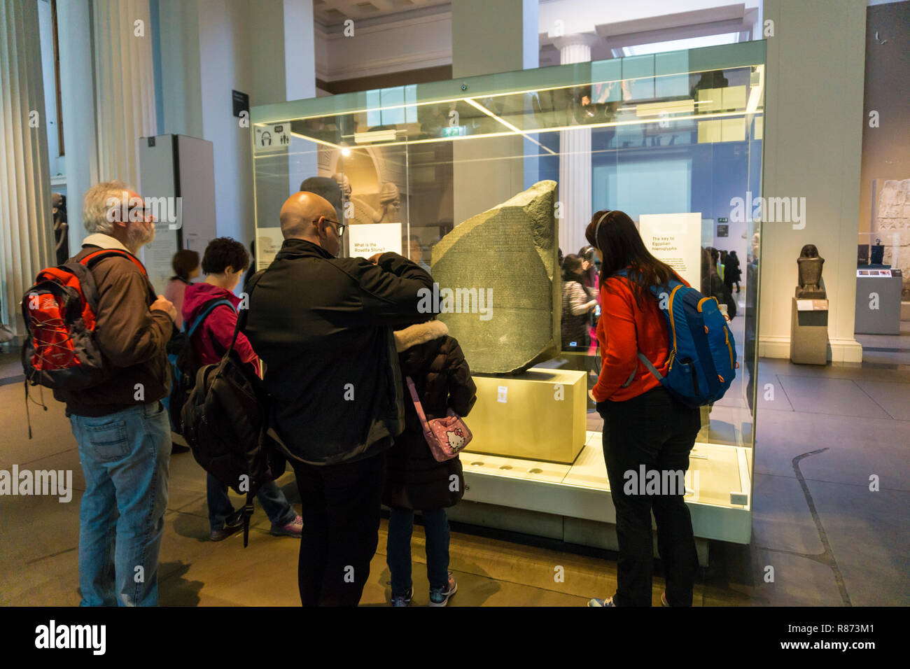 Visitatori guardando la Rosetta Stone nel British Museum. Foto Stock