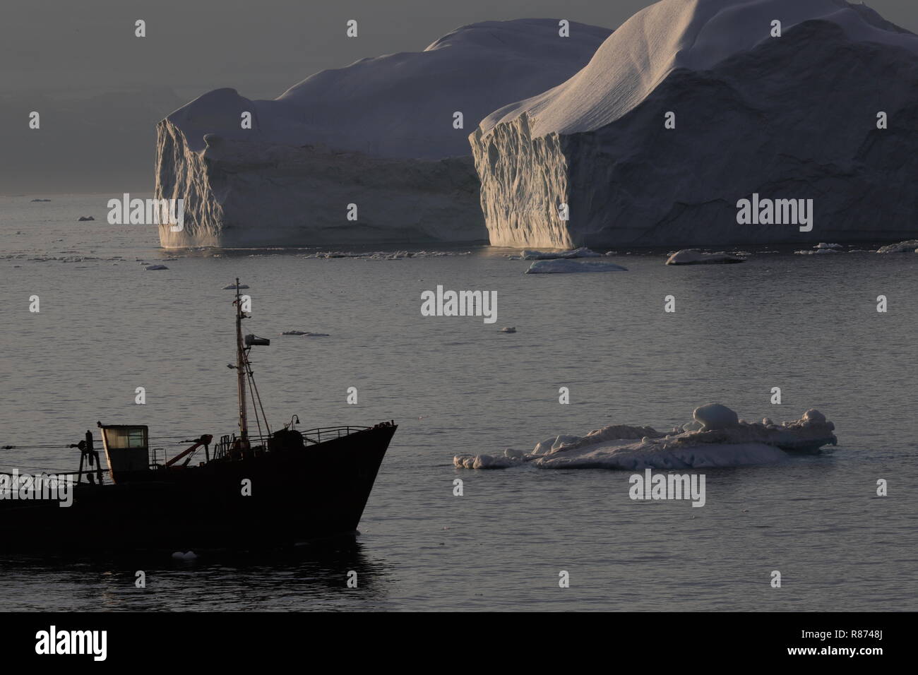 Ilulissat Tourist Nature Eisberge am Abend: Der Sandsauger 'MS' Holmi strebt dem Hafen in Ilulissat zu. Foto Stock