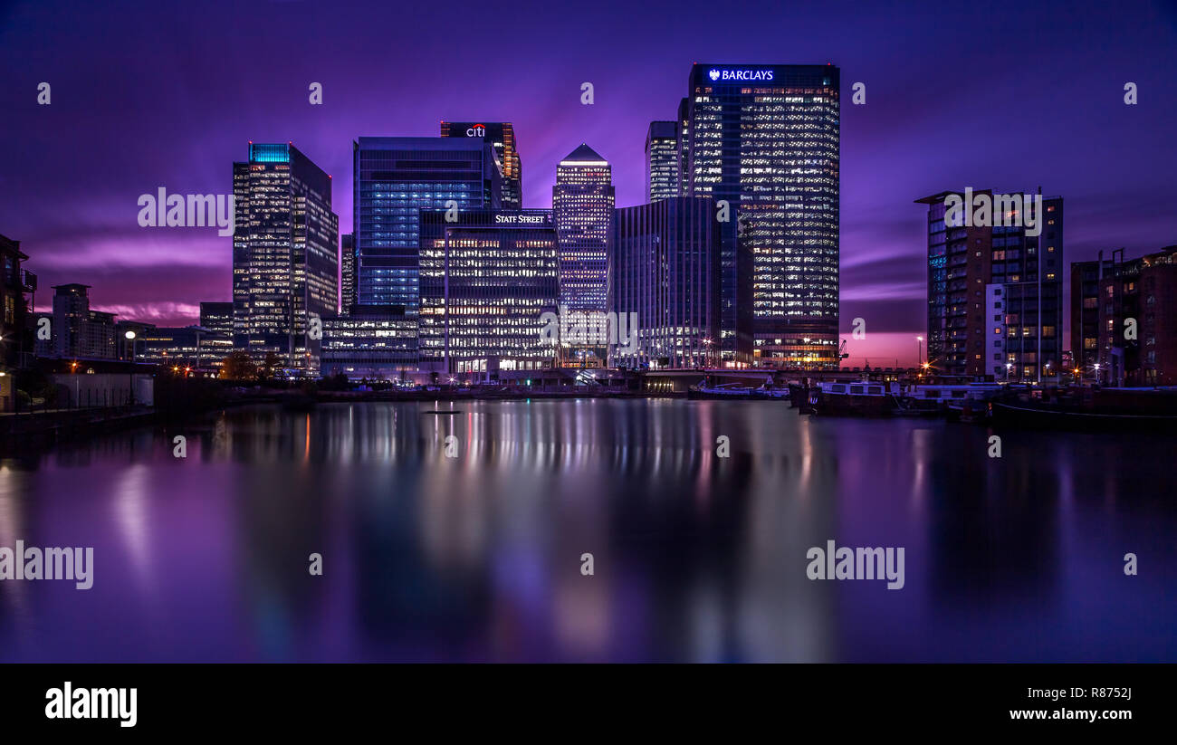 London Canary Wharf skyline della città al tramonto presi da East India quays con acqua e riflessi Foto Stock