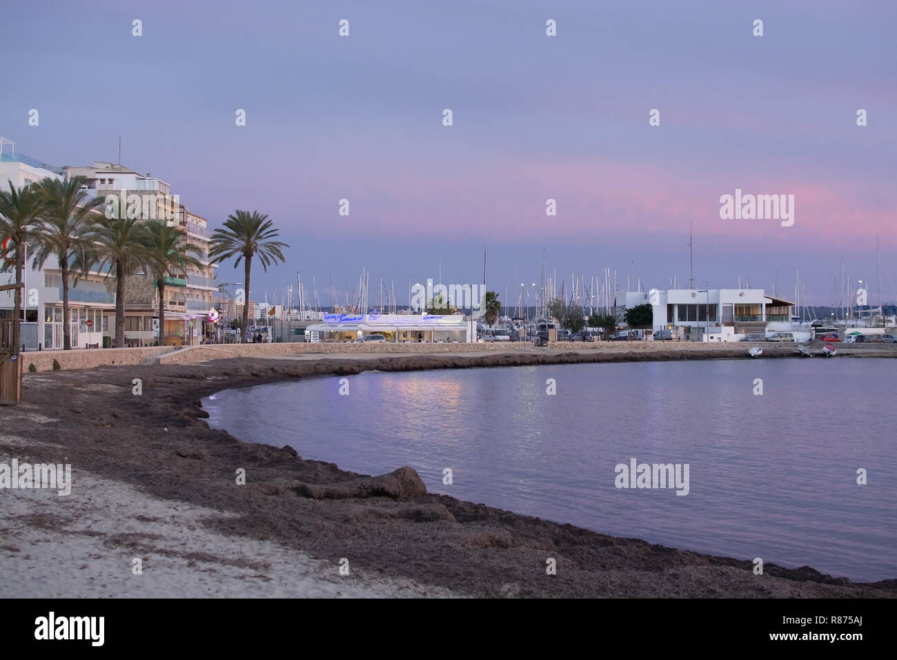 MALLORCA, Spagna - 24 novembre 2018 rosa polverulento tramonto in inverno cieli di Can Pastilla marina il 24 novembre 2018 a Mallorca, Spagna. Foto Stock