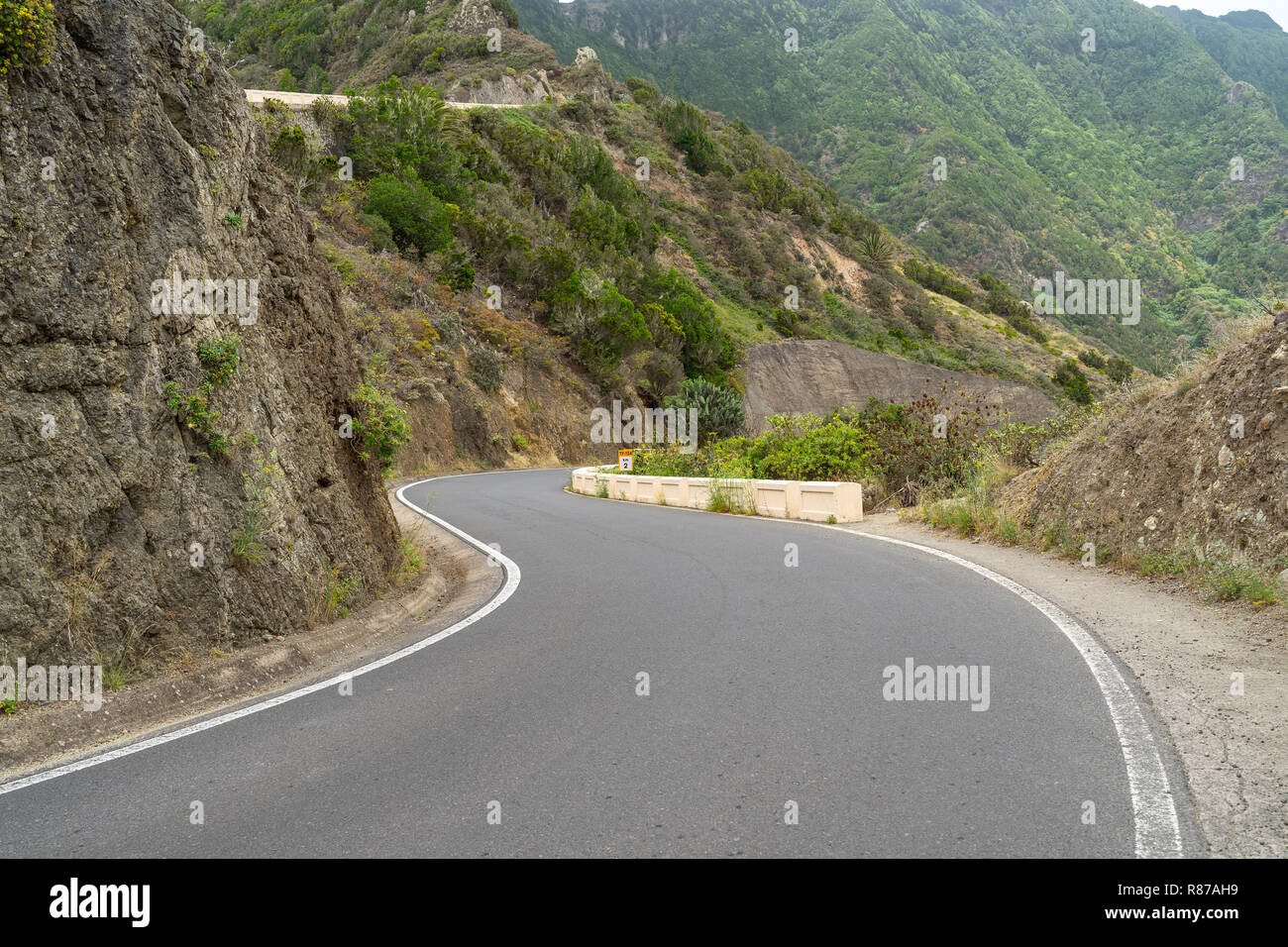 Strada (tornante) delle montagne della parte nord di Tenerife. Isole Canarie. Spagna. Foto Stock