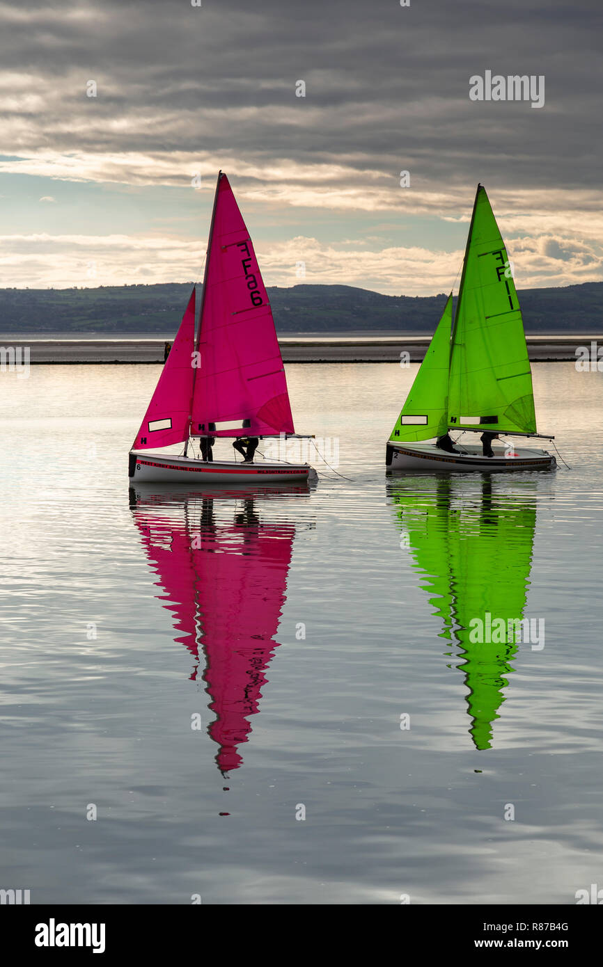 Canotti vela sul lago marino a West Kirby, Wirral, Inghilterra Foto Stock