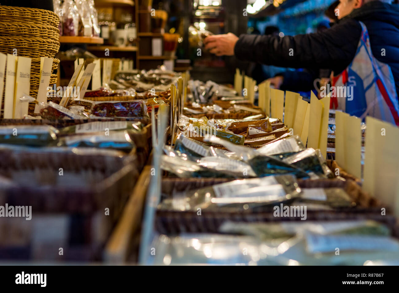 Cresciuto Organicaly tisane venduta al mercato all'aperto. Foto Stock