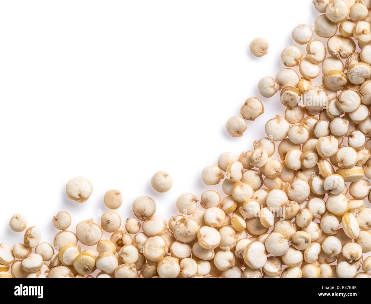 Grano di quinoa. Non cotti materie la quinoa come sfondo. Isolato da un bordo. Sano cibo vegan concetto e modello Foto Stock