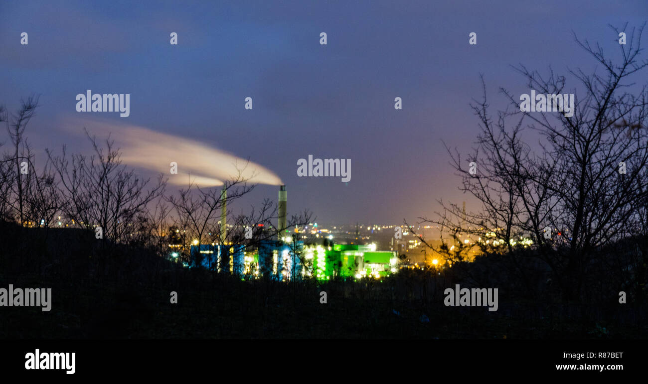 Raffineria di petrolio con vapore - Industria petrolchimica di notte Foto Stock