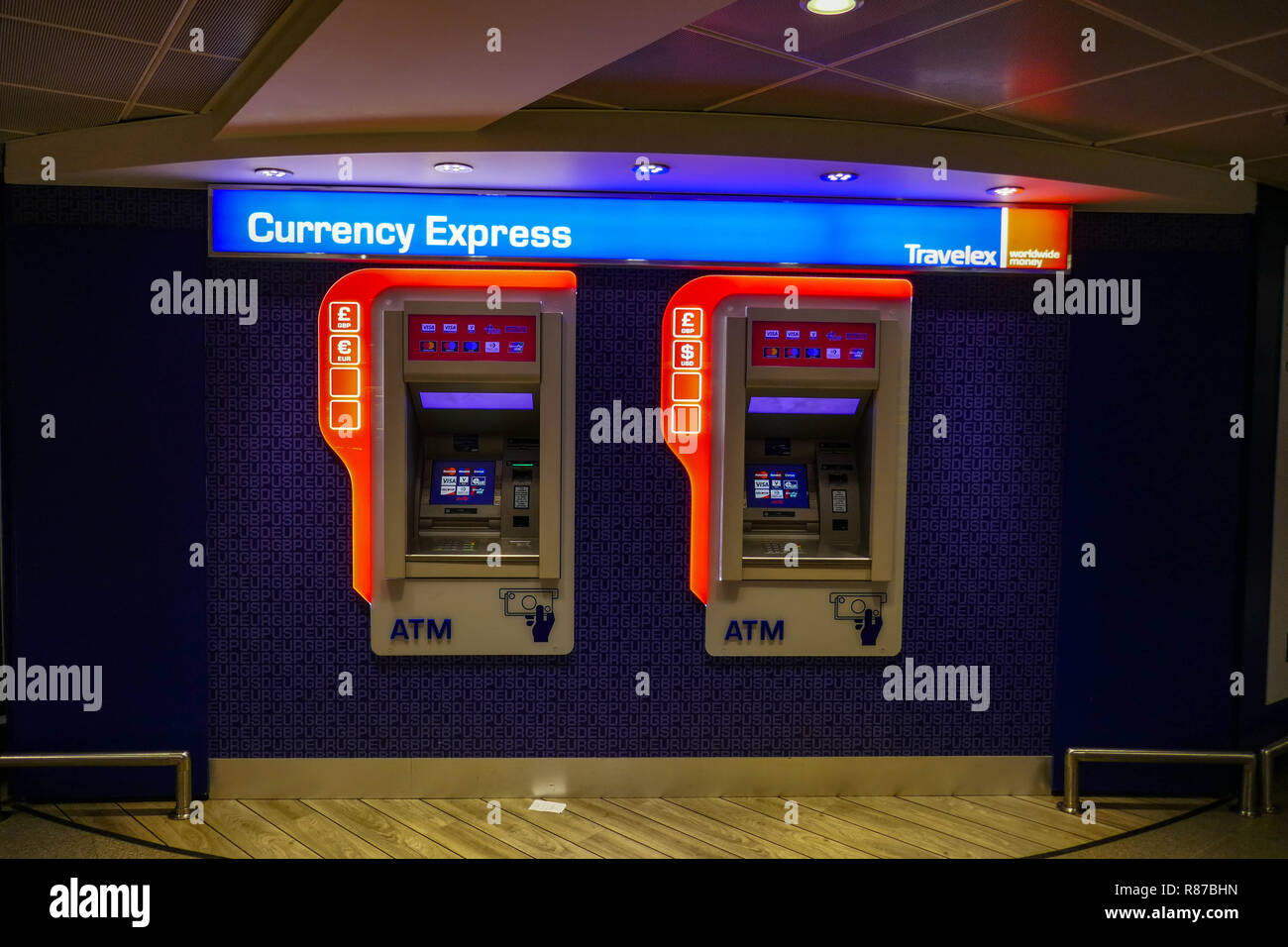 Travelex valuta Express ATM Bancomat presso l'aeroporto di Manchester, Manchester, Inghilterra, Regno Unito Foto Stock