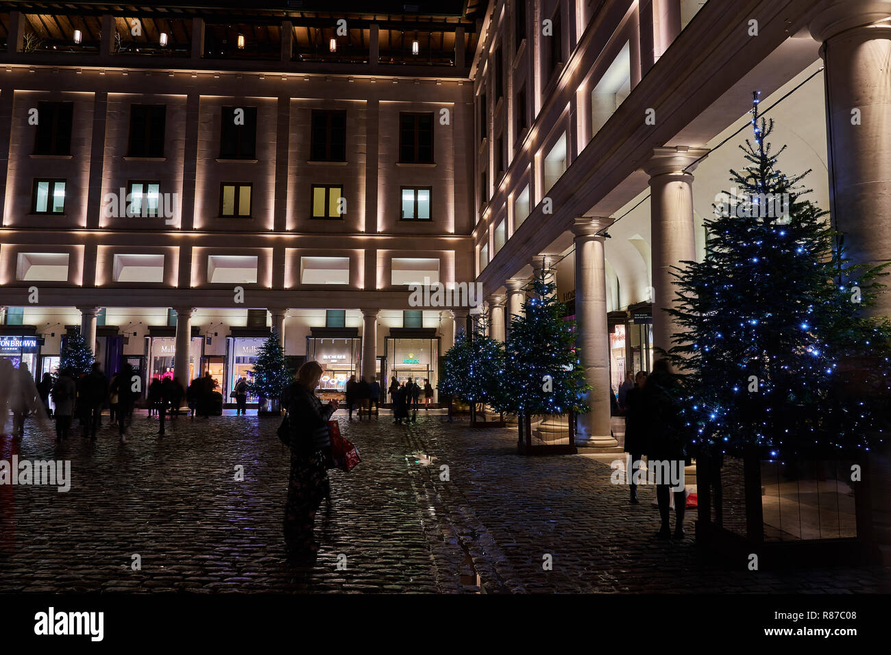 La facciata posteriore e ingresso al Royal Opera House Covent Garden di Londra di notte. Foto Stock