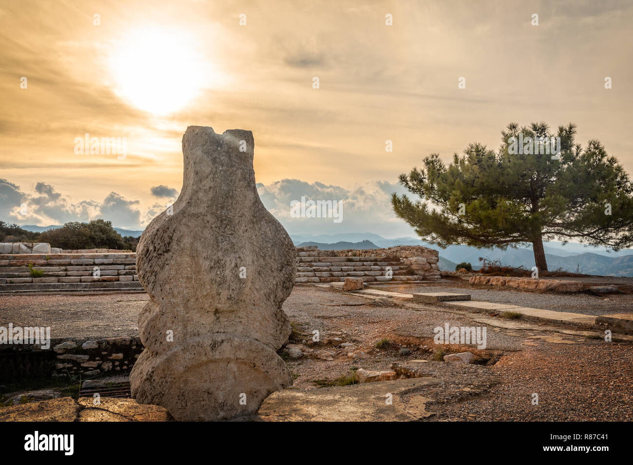 Tramonto sull'antico monumento di pietra a Vouni palace, Guzelyurt, la parte settentrionale di Cipro Foto Stock