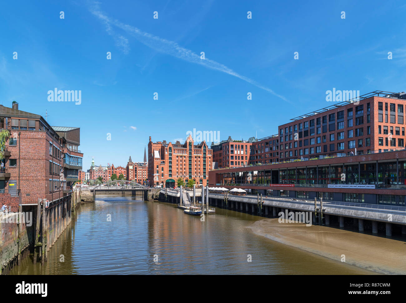 Speicherstadt di Amburgo. Il magazzino storico distretto di Speicherstadt guardando verso l'International Maritime Museum, Magdeburger Hafen, Amburgo Foto Stock