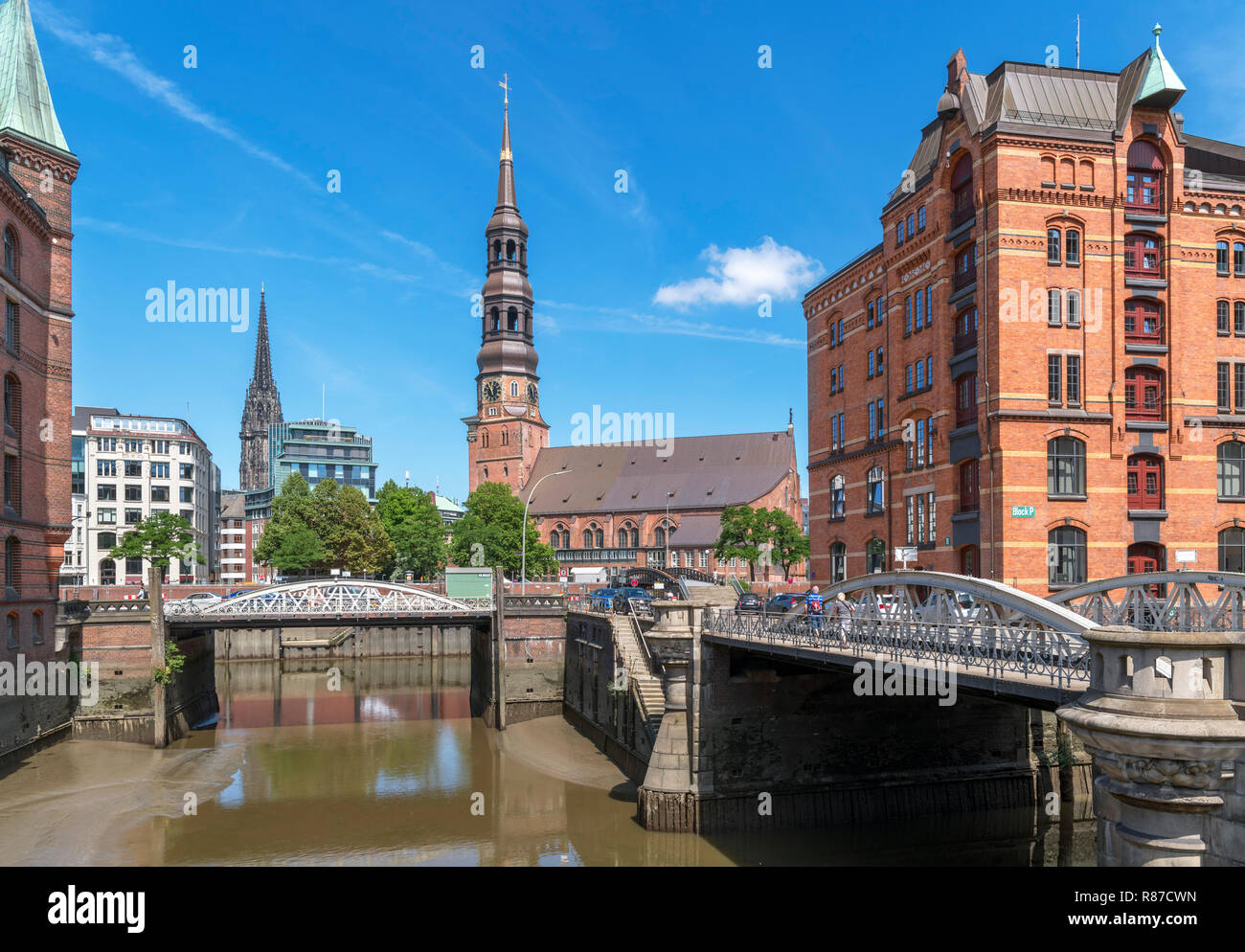 Kleines flotta del magazzino storico distretto di Speicherstadt guardando verso la chiesa di Santa Caterina (Hauptkirche San Katharinen), Amburgo, Tedesco Foto Stock