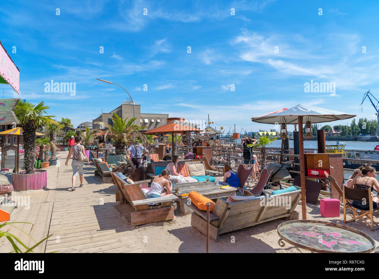 Strandpauli city beach sulla Norderelbe, Amburgo, Germania Foto Stock