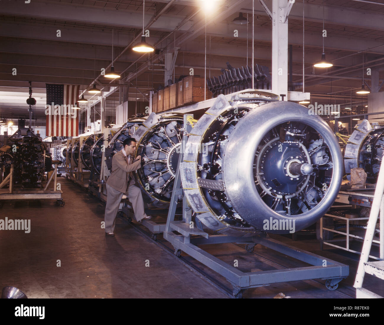Cowling e aste di controllo che sono aggiunte ai motori dei Bombers B-25 mentre si spostano giù linea di assemblaggio, aviazione nordamericana, Inc., Inglewood, California, USA, Alfred T Palmer, Stati Uniti Ufficio delle informazioni di guerra, ottobre 1942 Foto Stock