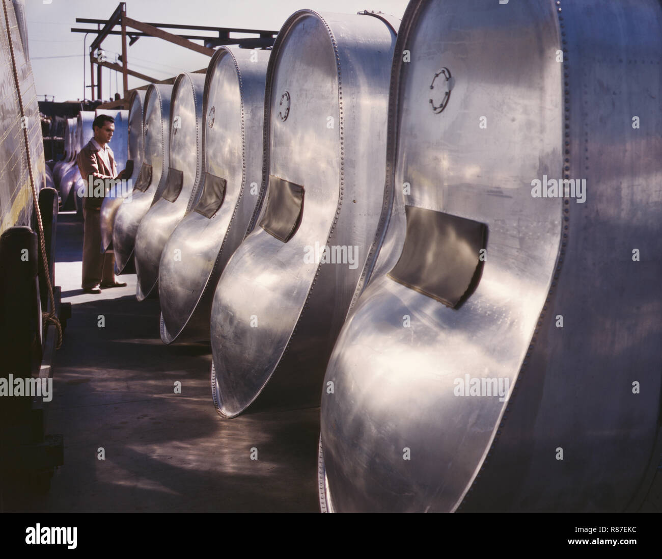 Bomba Bay serbatoi a benzina di B-25 Bombers Awaiting Assembly, North American Aviation, Inc., Inglewood, California, USA, Alfred T Palmer, Stati Uniti Ufficio delle informazioni di guerra, ottobre 1942 Foto Stock