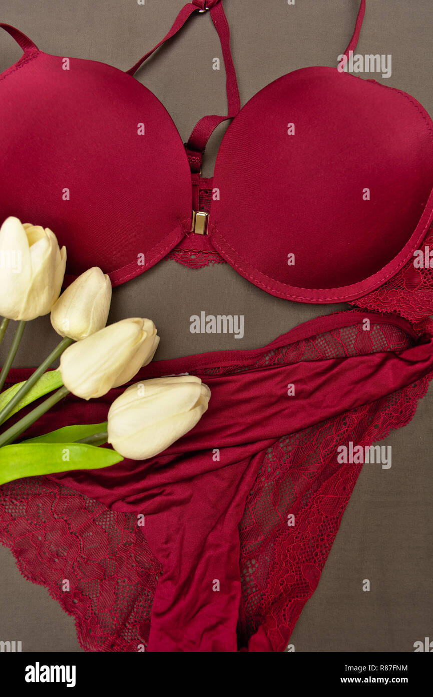 Lingerie rosso intimo con fiori Foto Stock