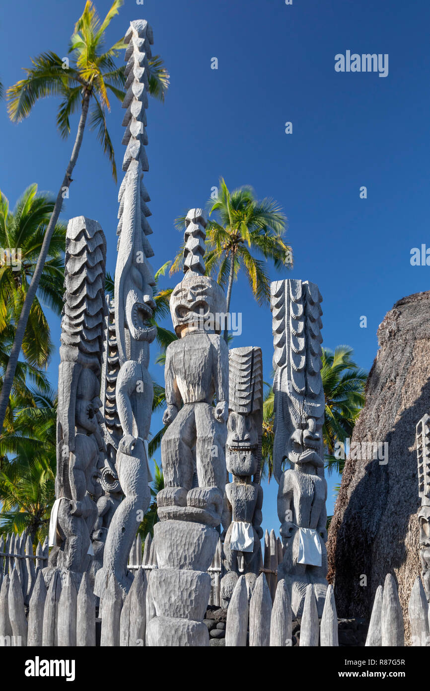 Honaunau, Hawaii - Sculture in legno a Pu'uhonua o Honaunau National Historical Park. In antica Hawaii, questo è stato il luogo di rifugio dove gli individui Foto Stock