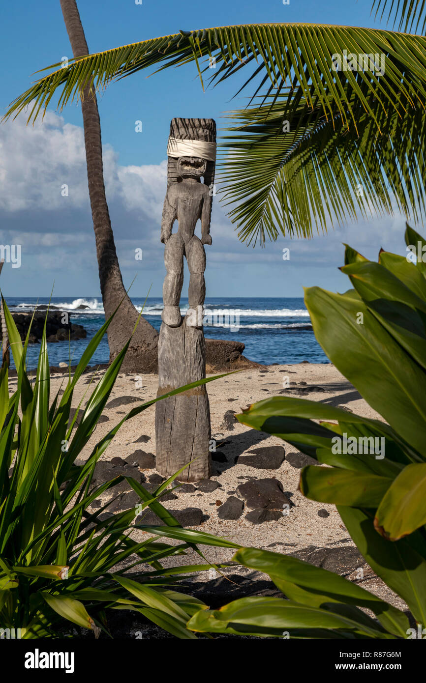 Honaunau, Hawaii - Sculture in legno a Pu'uhonua o Honaunau National Historical Park. In antica Hawaii, questo è stato il luogo di rifugio dove gli individui Foto Stock