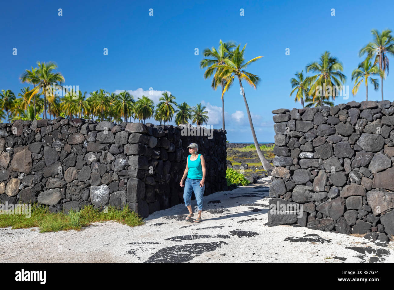 Honaunau, Hawaii - pietre montate senza malta compongono il 400-anno-vecchio grande parete a Pu'uhonua o Honaunau National Historical Park. Nelle antiche Hawai Foto Stock