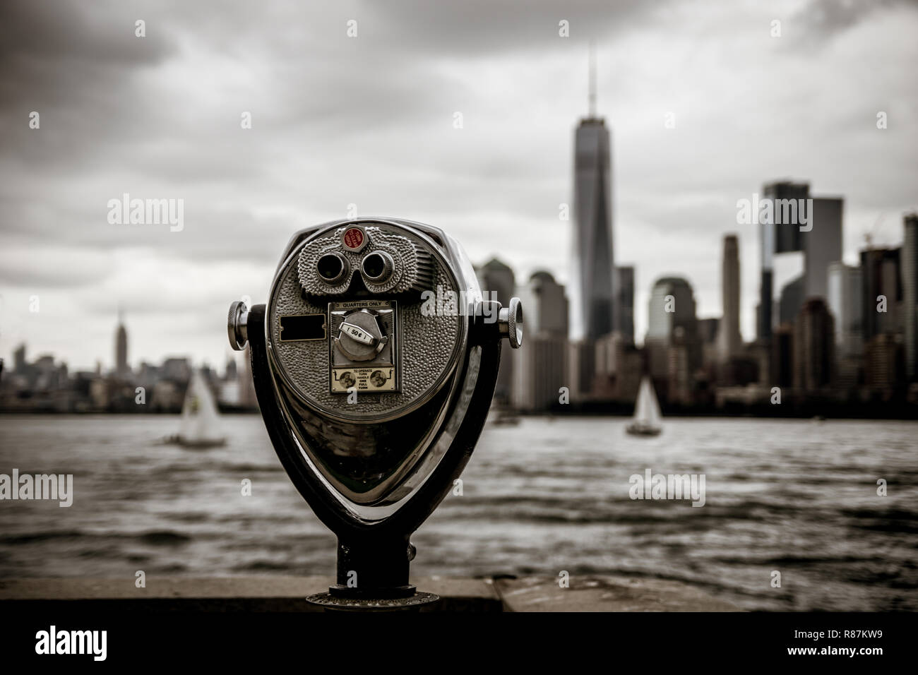 Binocolo in Ellis Island con vista sullo skyline di Manhattan a new york Foto Stock