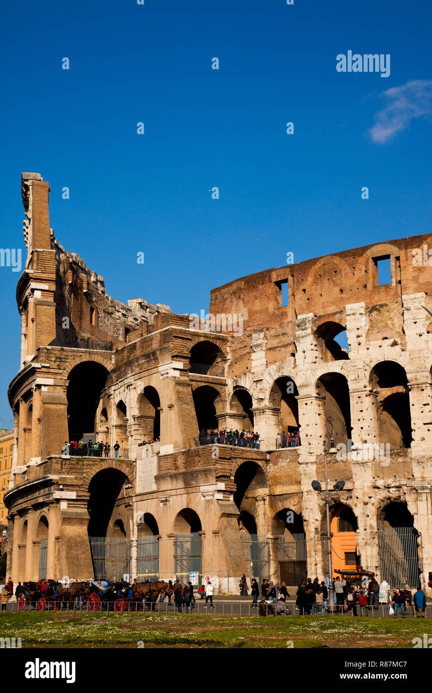 I turisti che visitano il Colosseo a Roma. Foto Stock