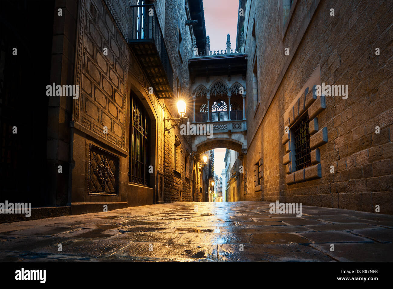 Barrio Barrio Gotico e il Ponte dei Sospiri di notte a Barcellona, in Catalogna, Spagna. Foto Stock