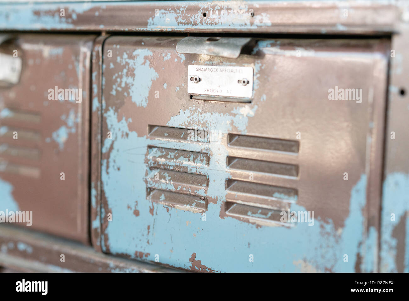 Vecchio arrugginito blu cassetto di cabina Foto Stock