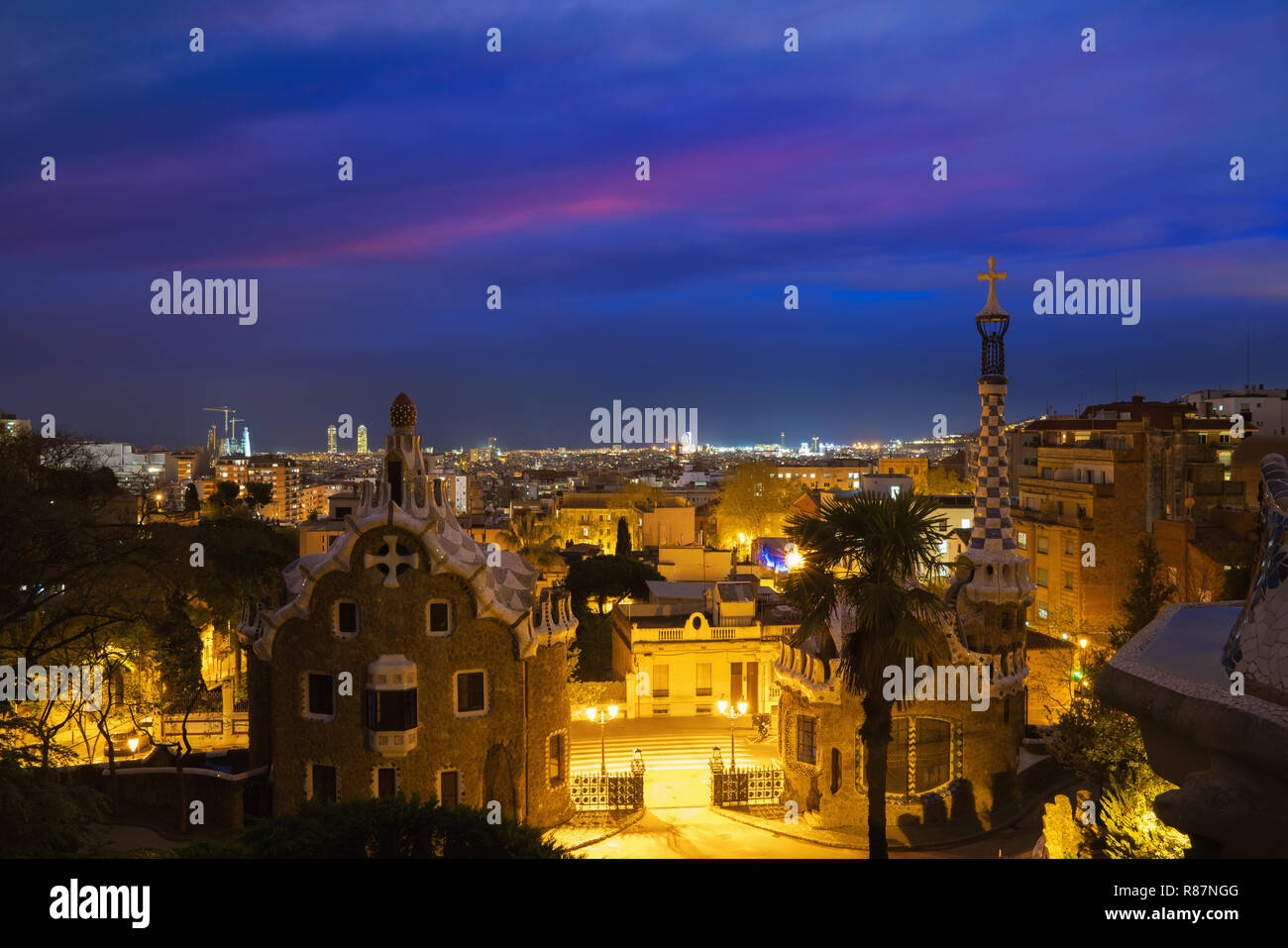 Parco Guell di Barcellona, in Spagna durante la notte. Lo skyline di Barcellona. Foto Stock