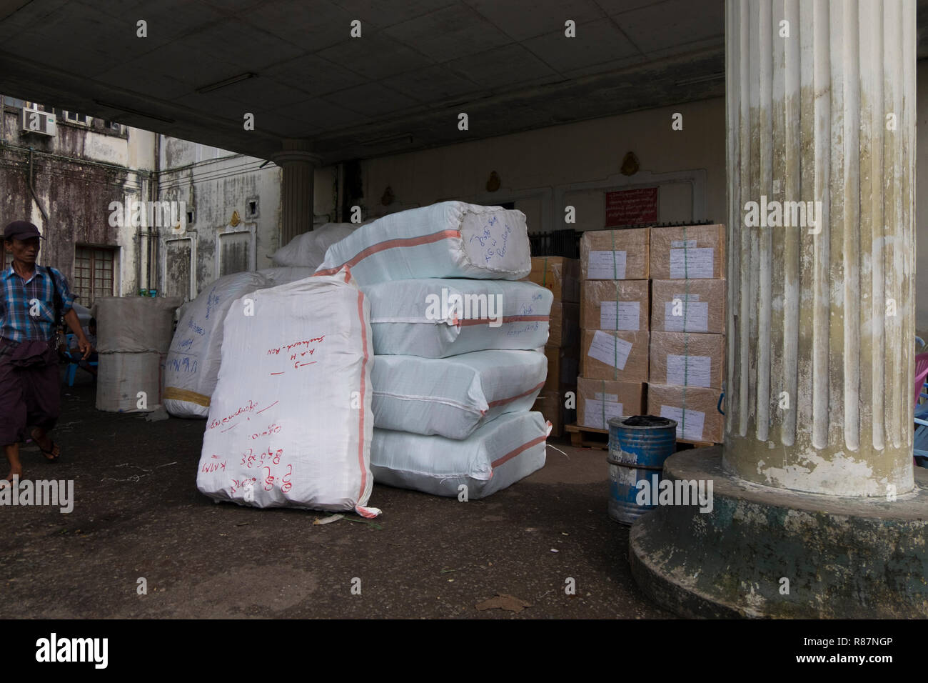 Il reparto spedizioni presso la stazione ferroviaria centrale di Yangon, Myanmar. Foto Stock