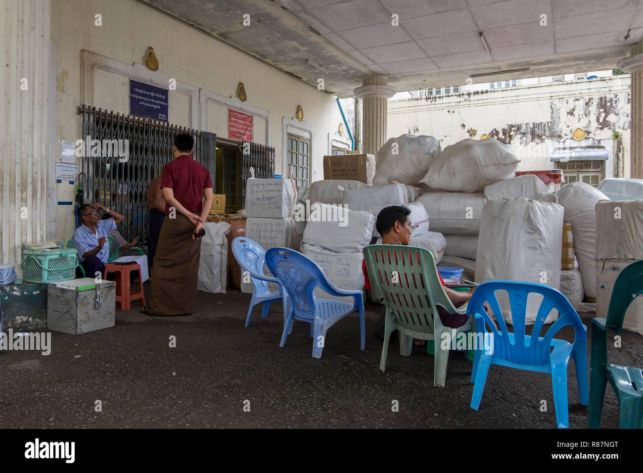 Il reparto spedizioni presso la stazione ferroviaria centrale di Yangon, Myanmar. Foto Stock