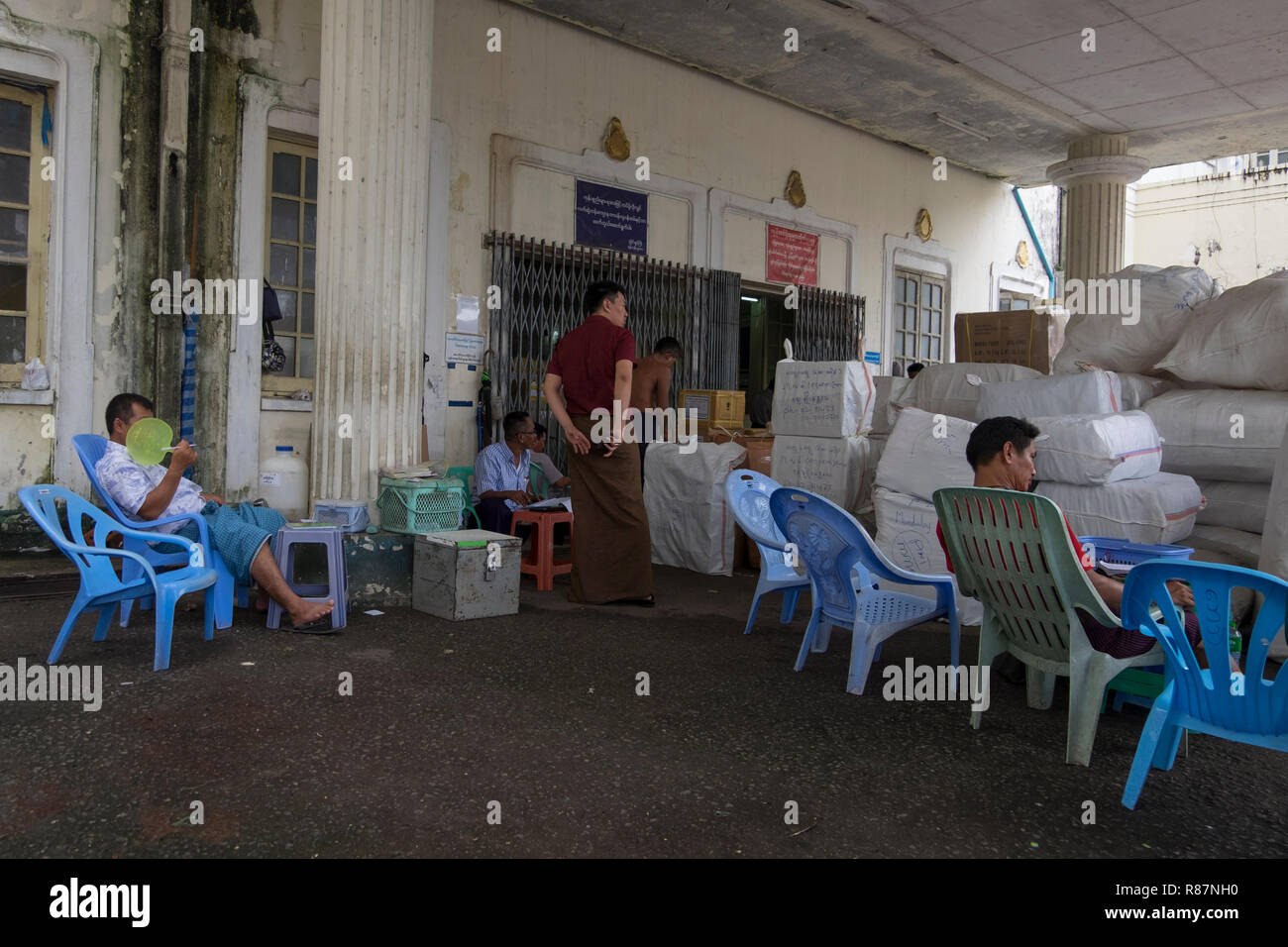Il reparto spedizioni presso la stazione ferroviaria centrale di Yangon, Myanmar. Foto Stock