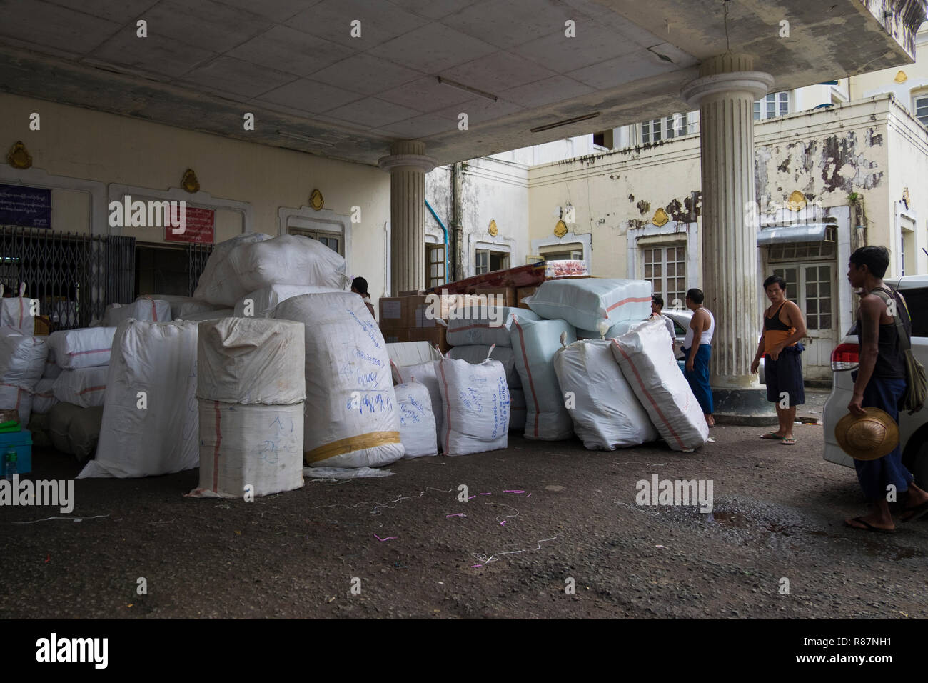 Il reparto spedizioni presso la stazione ferroviaria centrale di Yangon, Myanmar. Foto Stock