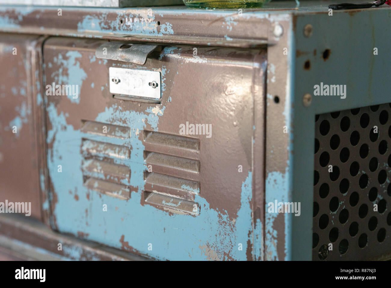 Vecchio arrugginito blu cassetto di cabina Foto Stock