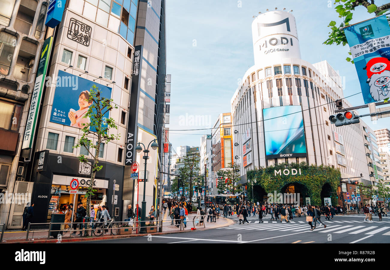 Tokyo, Giappone - 25 Novembre 2018 : Shibuya shopping street Foto Stock