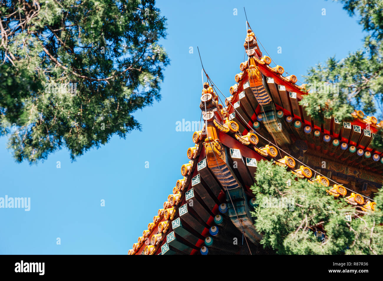 Cinese tradizionale tetto al Tempio di Confucio a Pechino in Cina Foto Stock