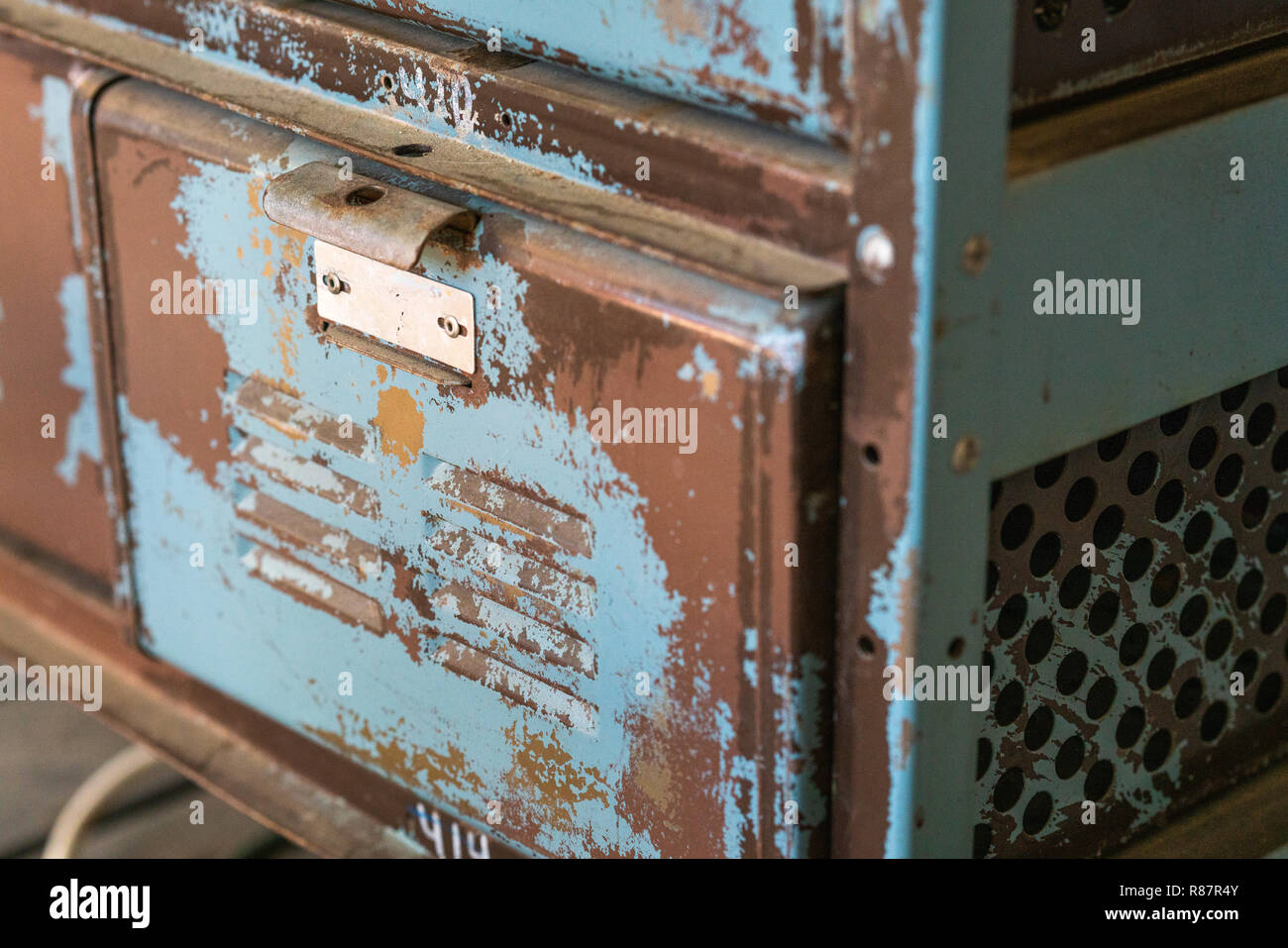 Vecchio arrugginito blu cassetto di cabina Foto Stock