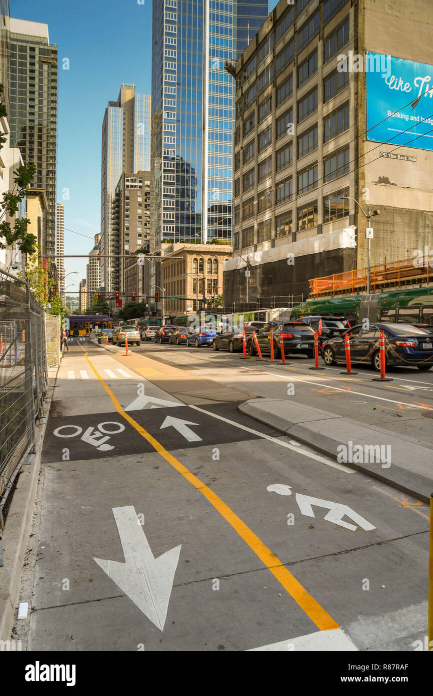 SEATTLE, WA, Stati Uniti d'America, - Giugno 2018: separare le piste marcate per i pedoni e i ciclisti in una strada a Seattle centro citta'. Foto Stock
