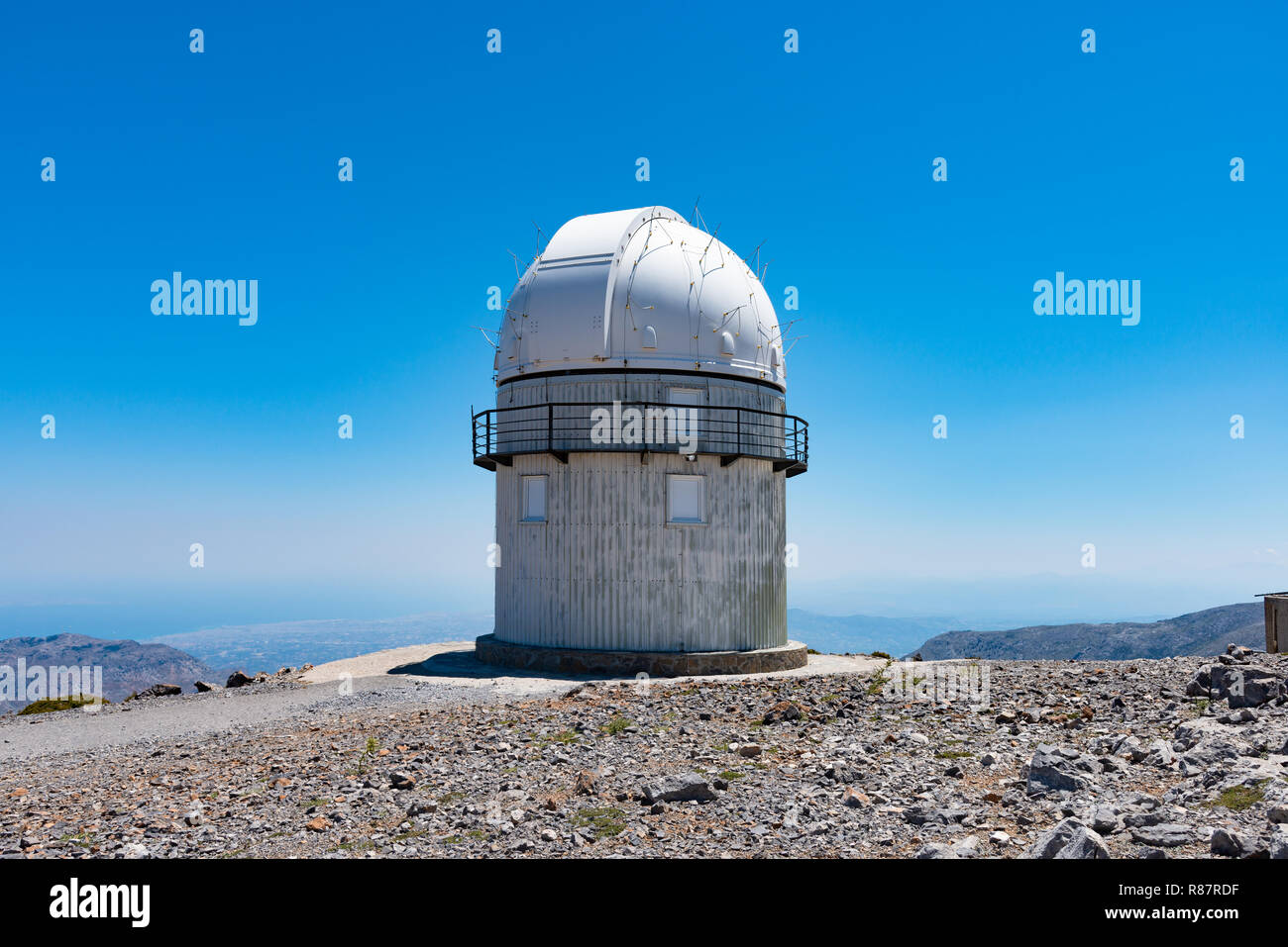 Osservatorio astronomico a cupola per montaggio sul picco Skinakas affacciato sulla città di Heraklion costa, Creta, Grecia . Sky osservatorio astrofisico a 2000m su P Foto Stock