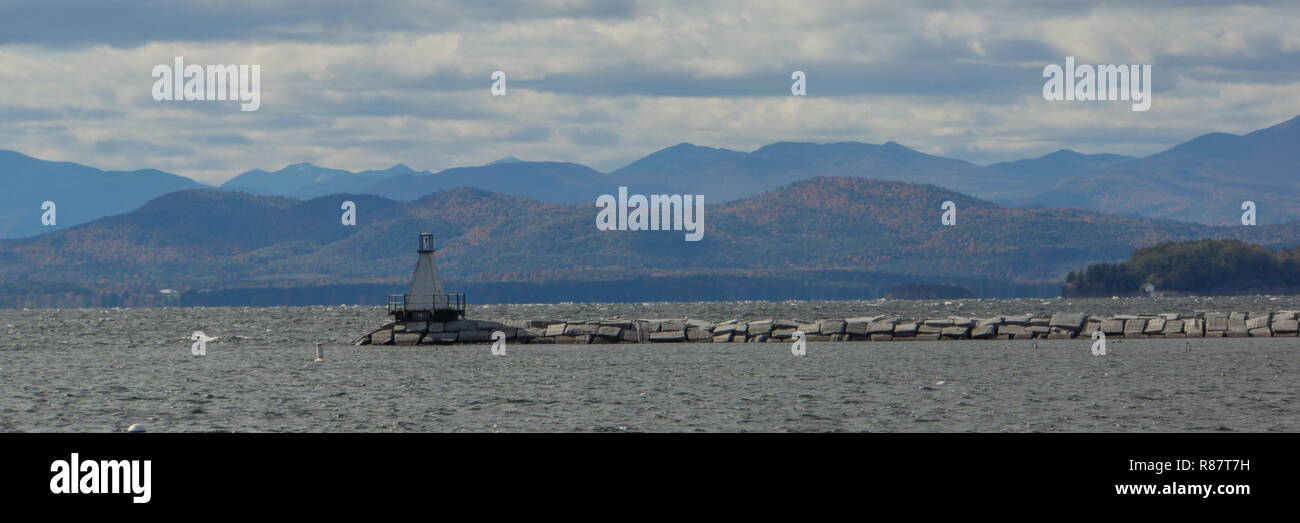 Banner e il panorama del Faro e frangiflutti sul Lago Champlain nel Vermont con le Montagne Adirondack da New York Foto Stock
