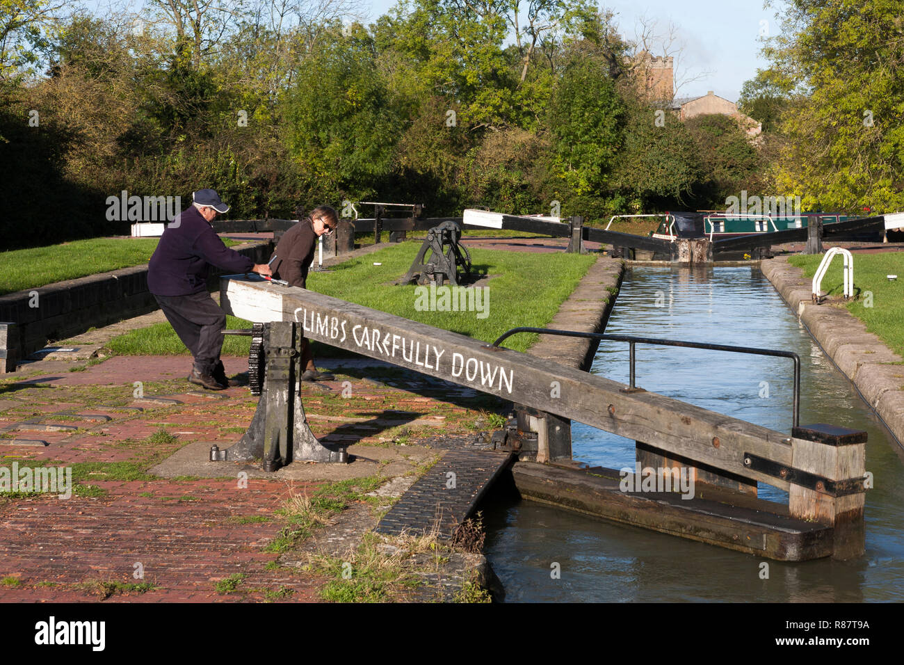 Hillmorton medio serrature, Oxford Canal Nord, Warwickshire, Inghilterra, Regno Unito: ufficialmente il set più trafficato di serrature sul canale Inglese sistema. Foto Stock