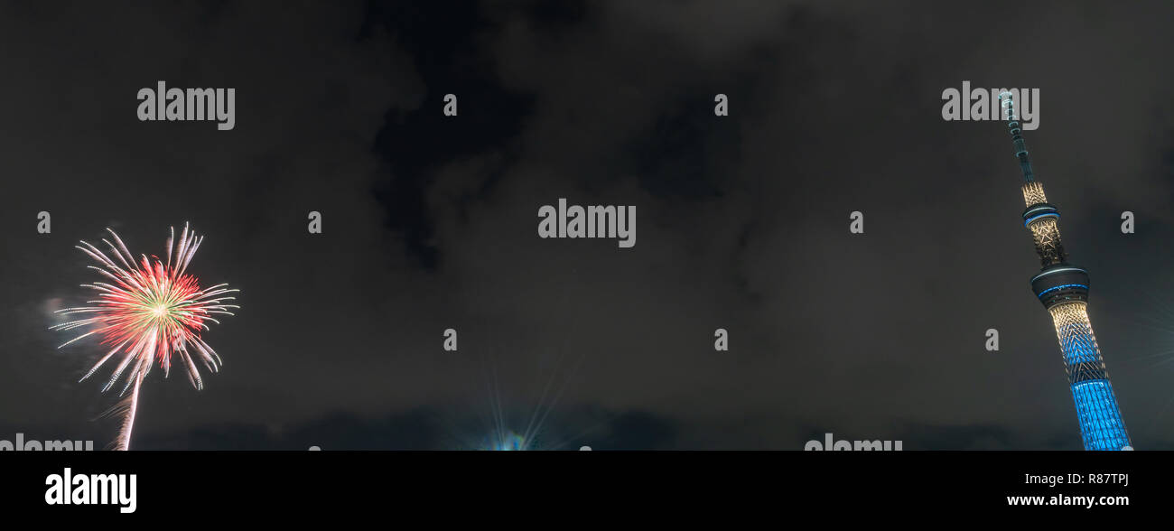 Tokyo Skytree Tower con fuochi d'artificio presso il parco Sumida. Foto Stock