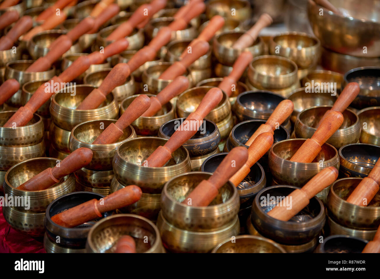 Visualizzazione delle campane tibetane nel negozio Foto Stock