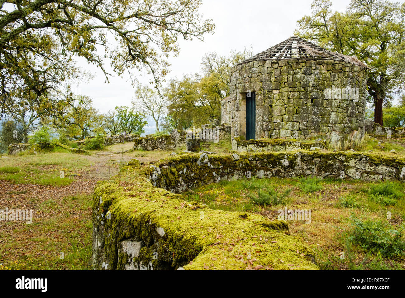 Guimaraes, Portogallo - 31 Maggio 2018 : La cittadella di Briteiros è un sito archeologico dell'Età del Ferro. Guimaraes, Portogallo Foto Stock