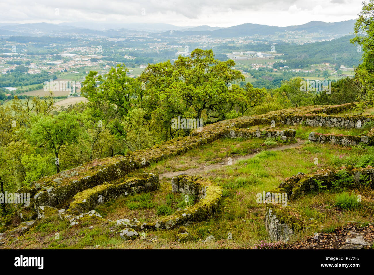 Guimaraes, Portogallo - 31 Maggio 2018 : La cittadella di Briteiros è un sito archeologico dell'Età del Ferro. Guimaraes, Portogallo Foto Stock