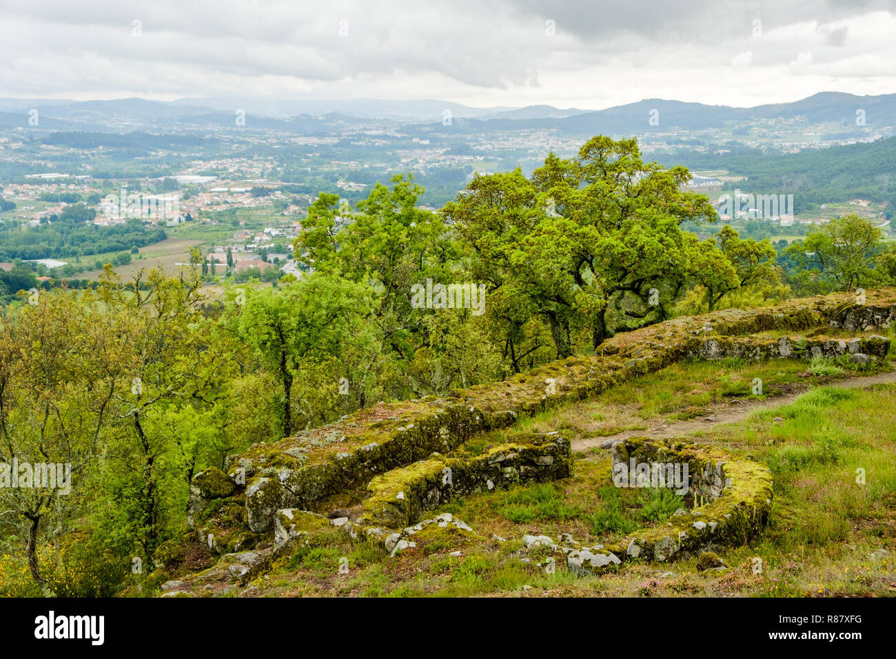 Guimaraes, Portogallo - 31 Maggio 2018 : La cittadella di Briteiros è un sito archeologico dell'Età del Ferro. Guimaraes, Portogallo Foto Stock